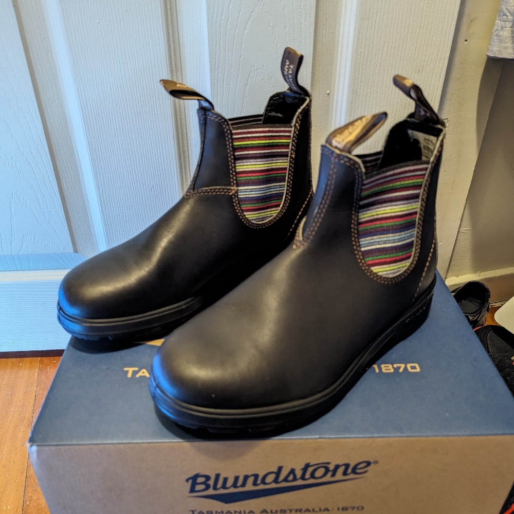 New women's blundstones size 8.5